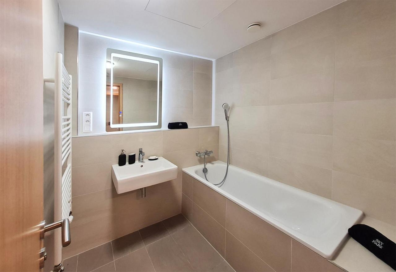 Skypark Spacious Apartment Free Parking Bratislava Esterno foto