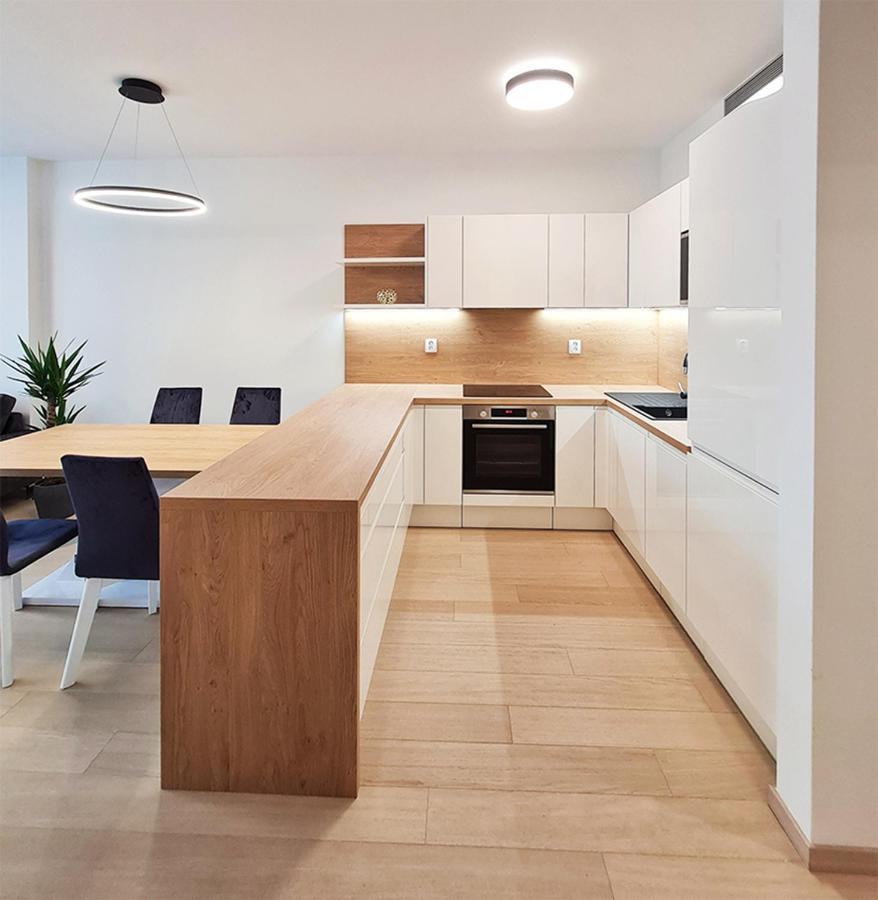 Skypark Spacious Apartment Free Parking Bratislava Esterno foto