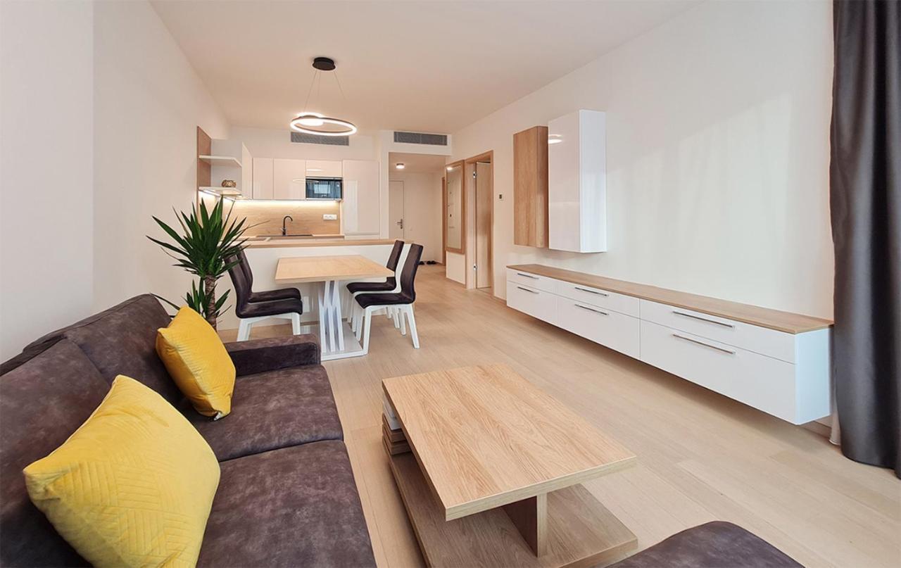 Skypark Spacious Apartment Free Parking Bratislava Esterno foto