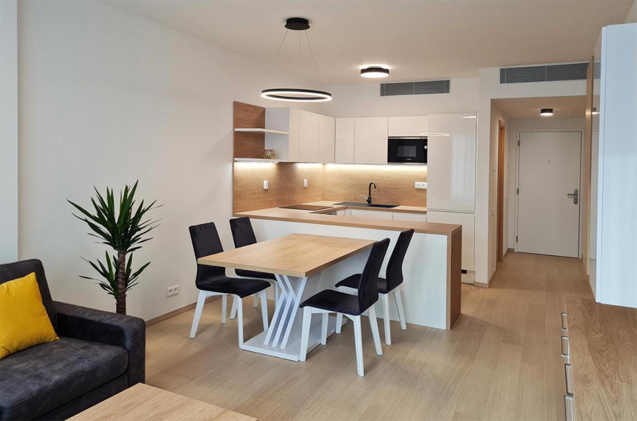 Skypark Spacious Apartment Free Parking Bratislava Esterno foto