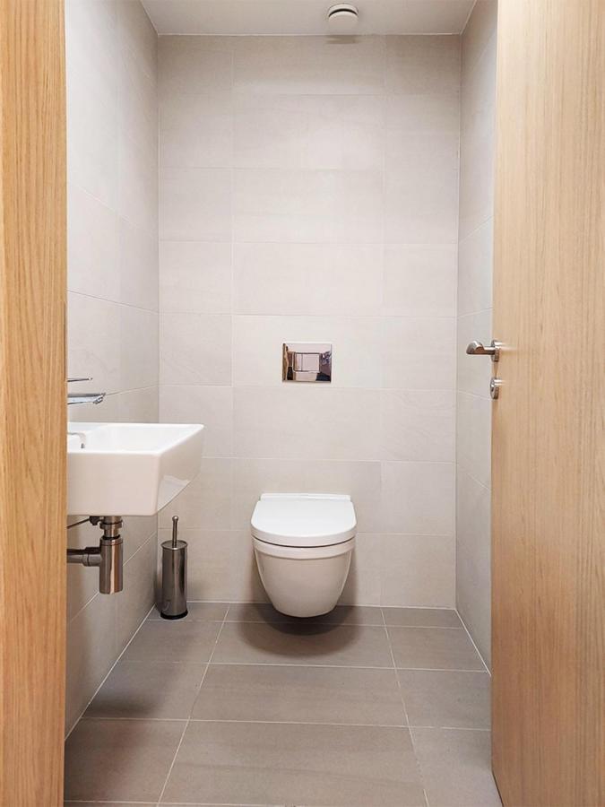 Skypark Spacious Apartment Free Parking Bratislava Esterno foto